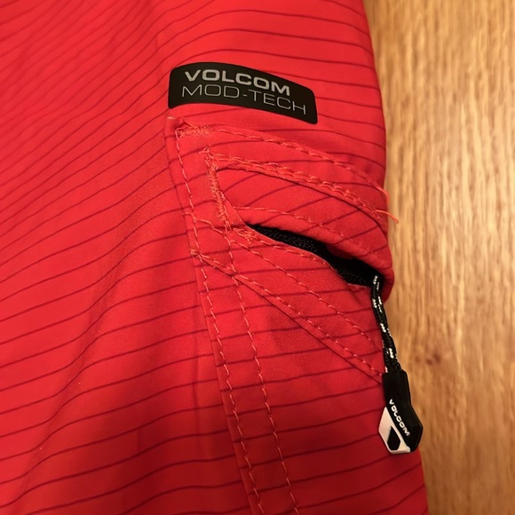 Volcom size 28 Small Mod-Tech red black 10” Liberate Lido board shorts LIKE NEW - Picture 10 of 10